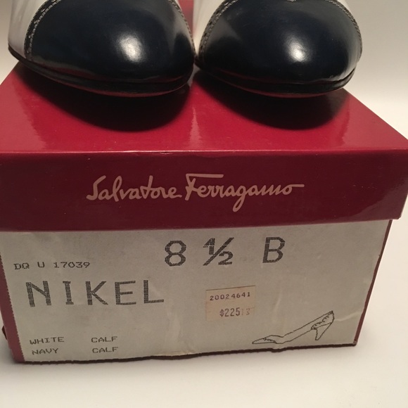 Salvatore Ferragamo wing tipped, navy Vintage pump - Picture 8 of 8